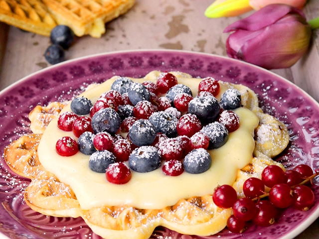 Herzwaffeln mit Verpoorten Original Eierlikör-Creme und Beeren ...